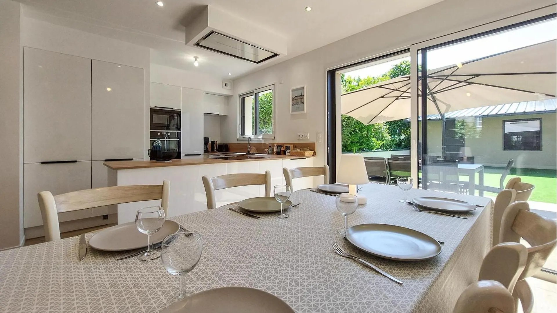 Gorgeous Home In Saint-Coulomb With Kitchen