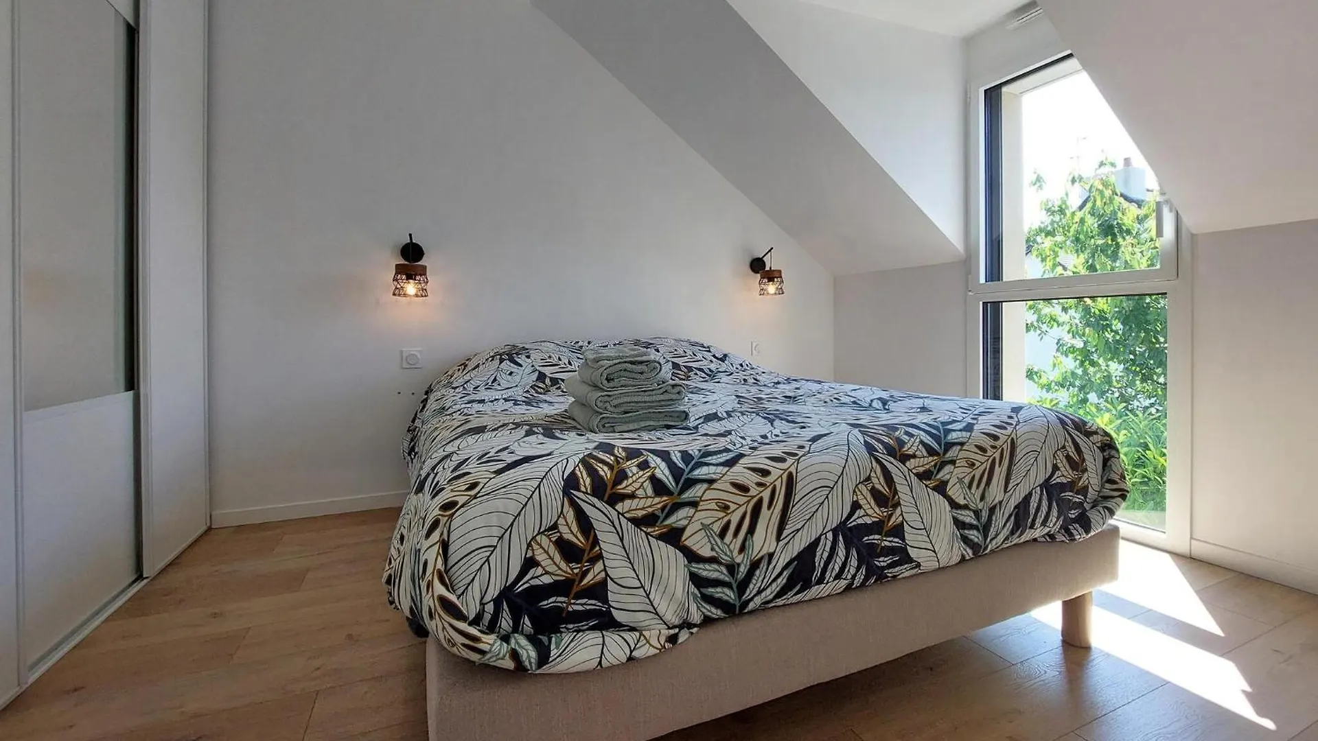 Holiday home Gorgeous Home In Saint-Coulomb With Kitchen