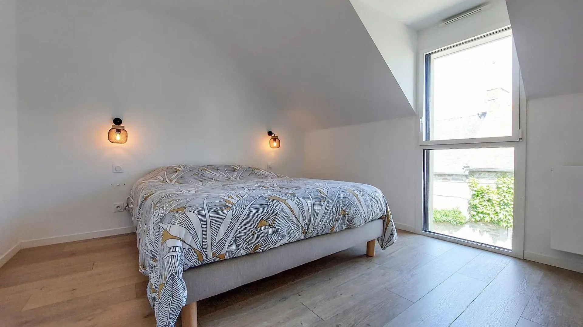 Gorgeous Home In Saint-Coulomb With Kitchen Holiday home