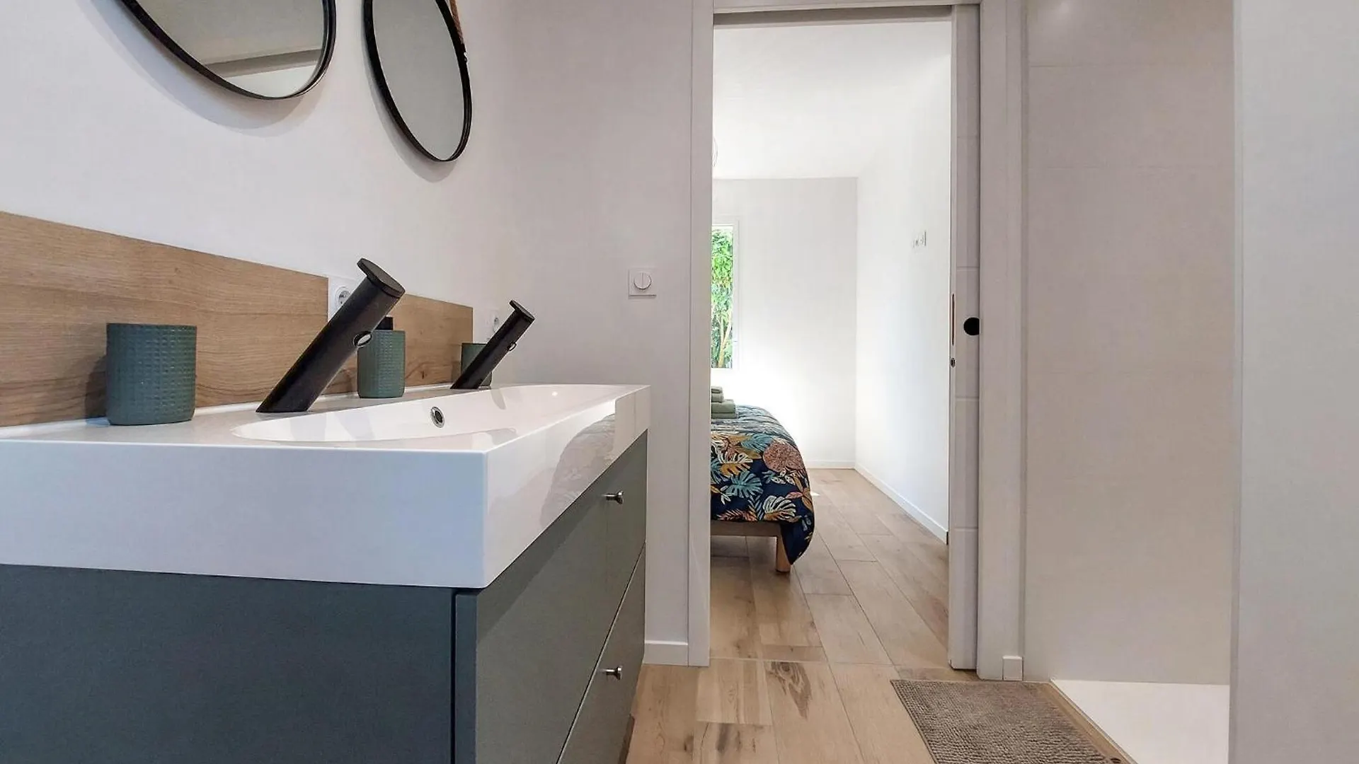 Gorgeous Home In Saint-Coulomb With Kitchen